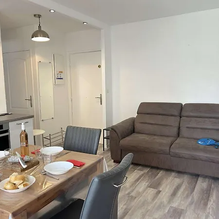 Cosy Avec Terrasse, Clim, A 50m Et 100m Commerces, - Fr-1-226a-177 아파트 Fréjus