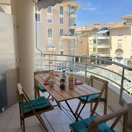 Cosy Avec Terrasse, Clim, A 50m Et 100m Commerces, Fréjus
