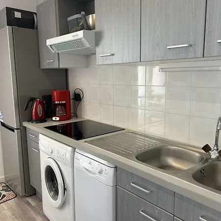 Cosy Avec Terrasse, Clim, A 50m Et 100m Commerces, - Fr-1-226a-177