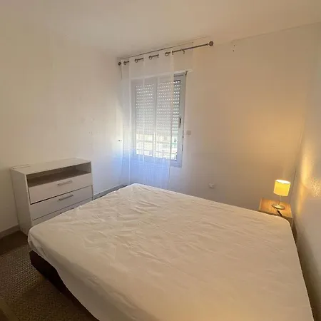 Cosy Avec Terrasse, Clim, A 50m Et 100m Commerces, Appartement