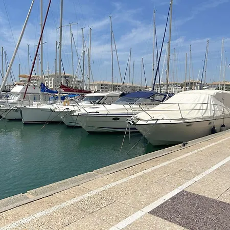 Cosy Avec Terrasse, Clim, A 50m Et 100m Commerces, Fréjus